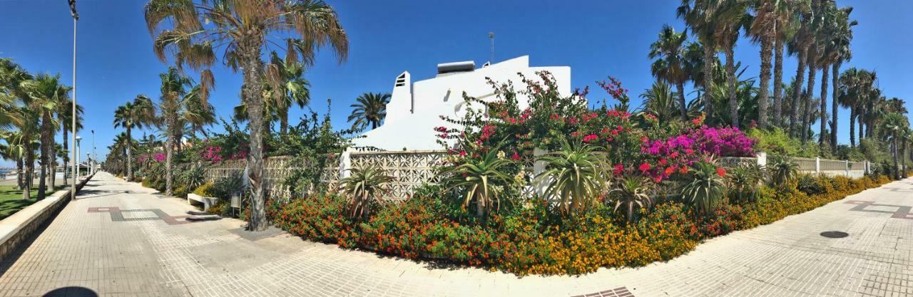 Beachfront Oasis In Costa Del Sol. Калета-де-Велес Экстерьер фото
